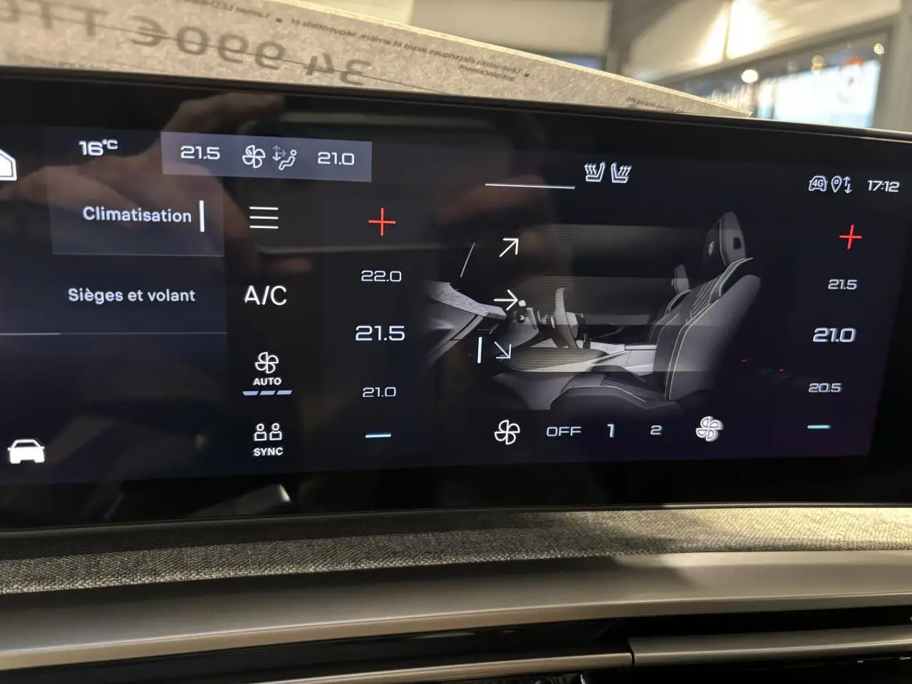 Écran tactile intérieur du Peugeot 3008 2025 affichant les réglages de climatisation et sièges chauffants.