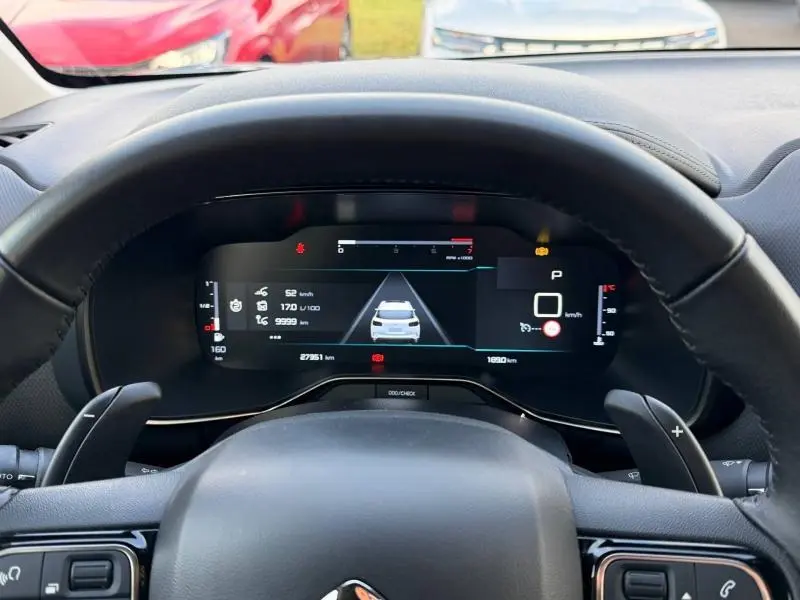 Vue intérieure du tableau de bord numérique du Citroën C5 Aircross gris 2024, avec affichage digital derrière le volant.