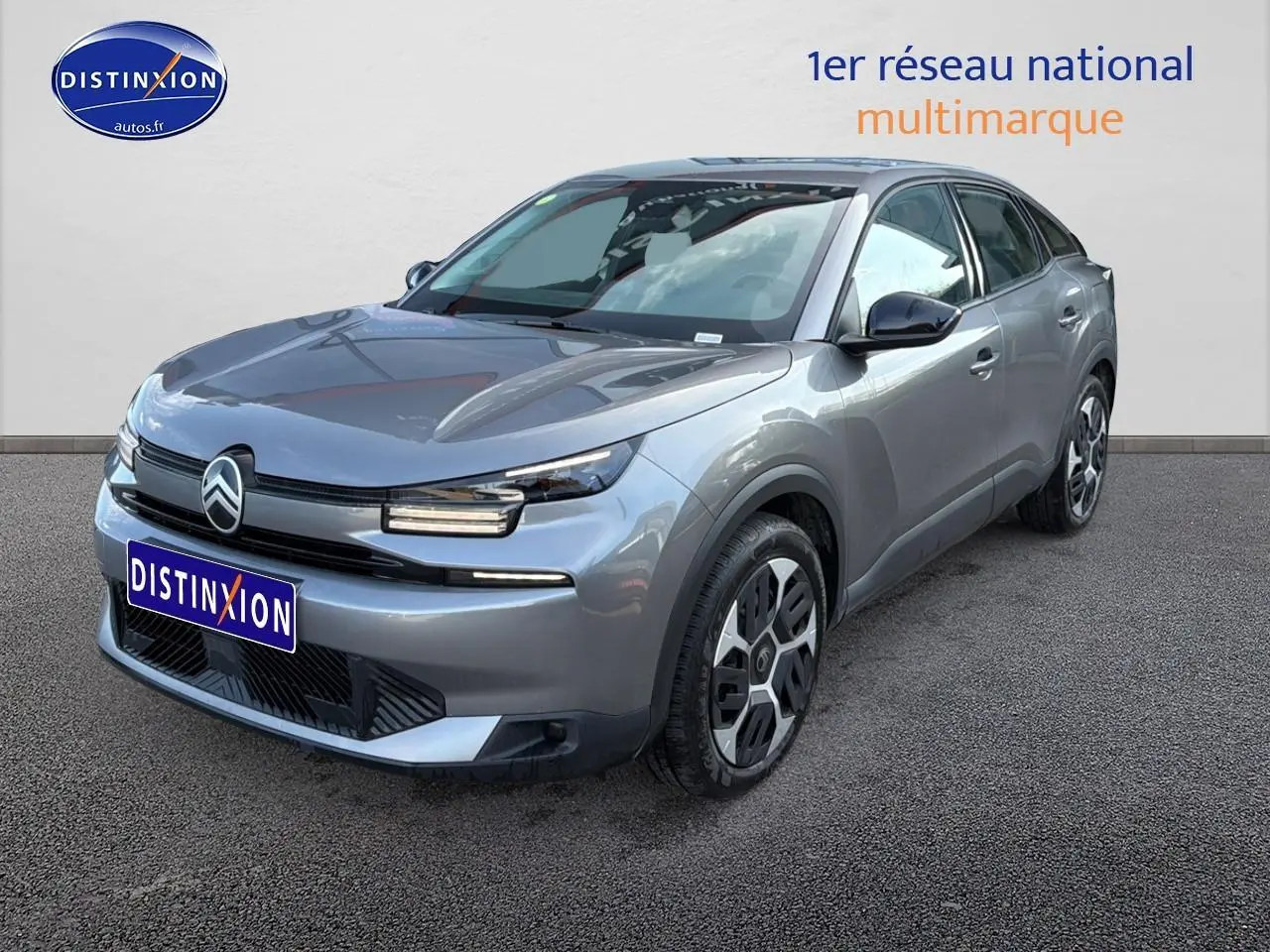 Citroën C4 électrique gris foncé vue 3/4 avant droit avec phares LED et jantes distinctives.