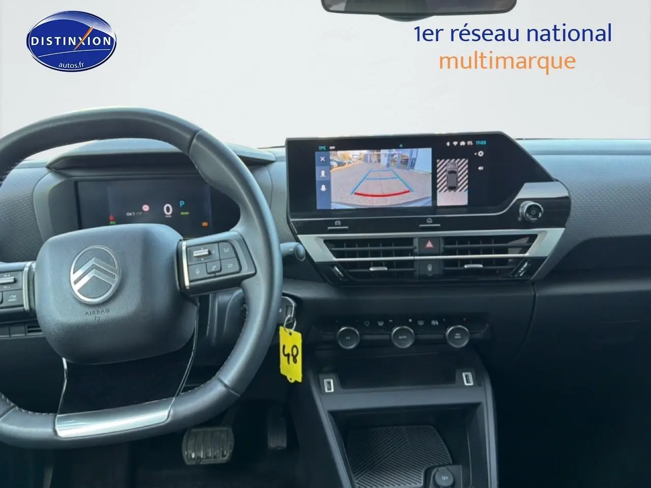 Vue intérieure du tableau de bord de la Citroën C4 électrique 2025, avec écran tactile affichant la caméra de recul.