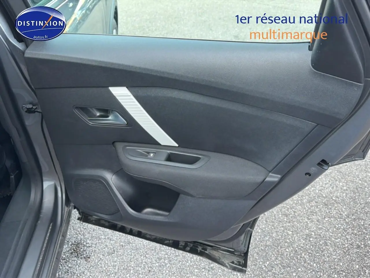 Vue rapprochée de la porte arrière gauche gris foncé du Citroën C4 électrique 2025 avec haut-parleur intégré.