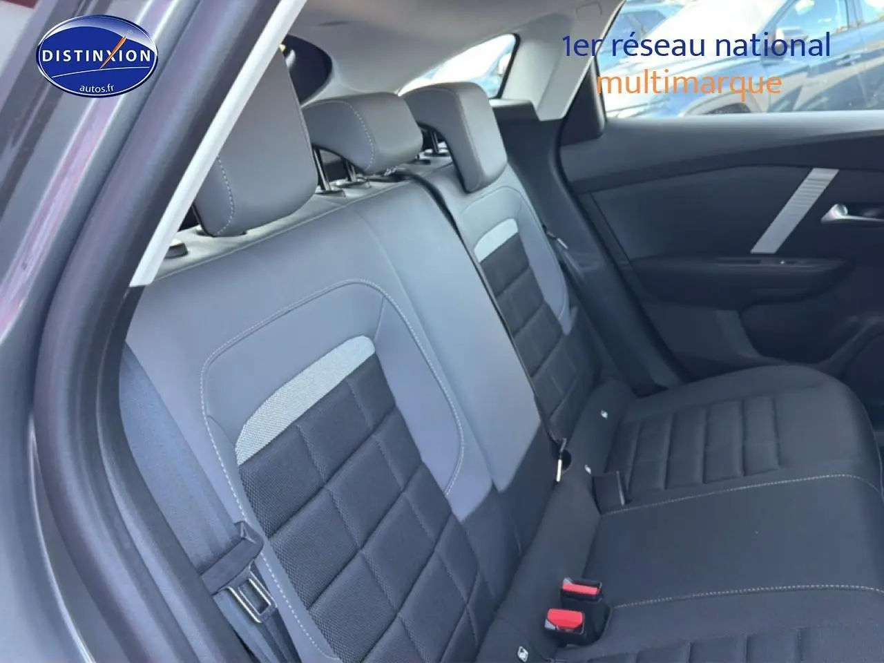 Vue intérieure de la banquette arrière noire du Citroën C4 électrique 2025, côté droit avec détails des appuie-têtes.