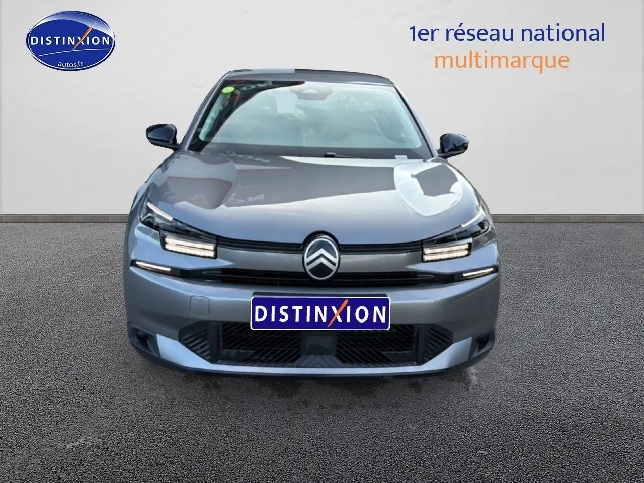 Vue avant d'une Citroën C4 électrique gris foncé, avec phares LED et logo Citroën bien visible.