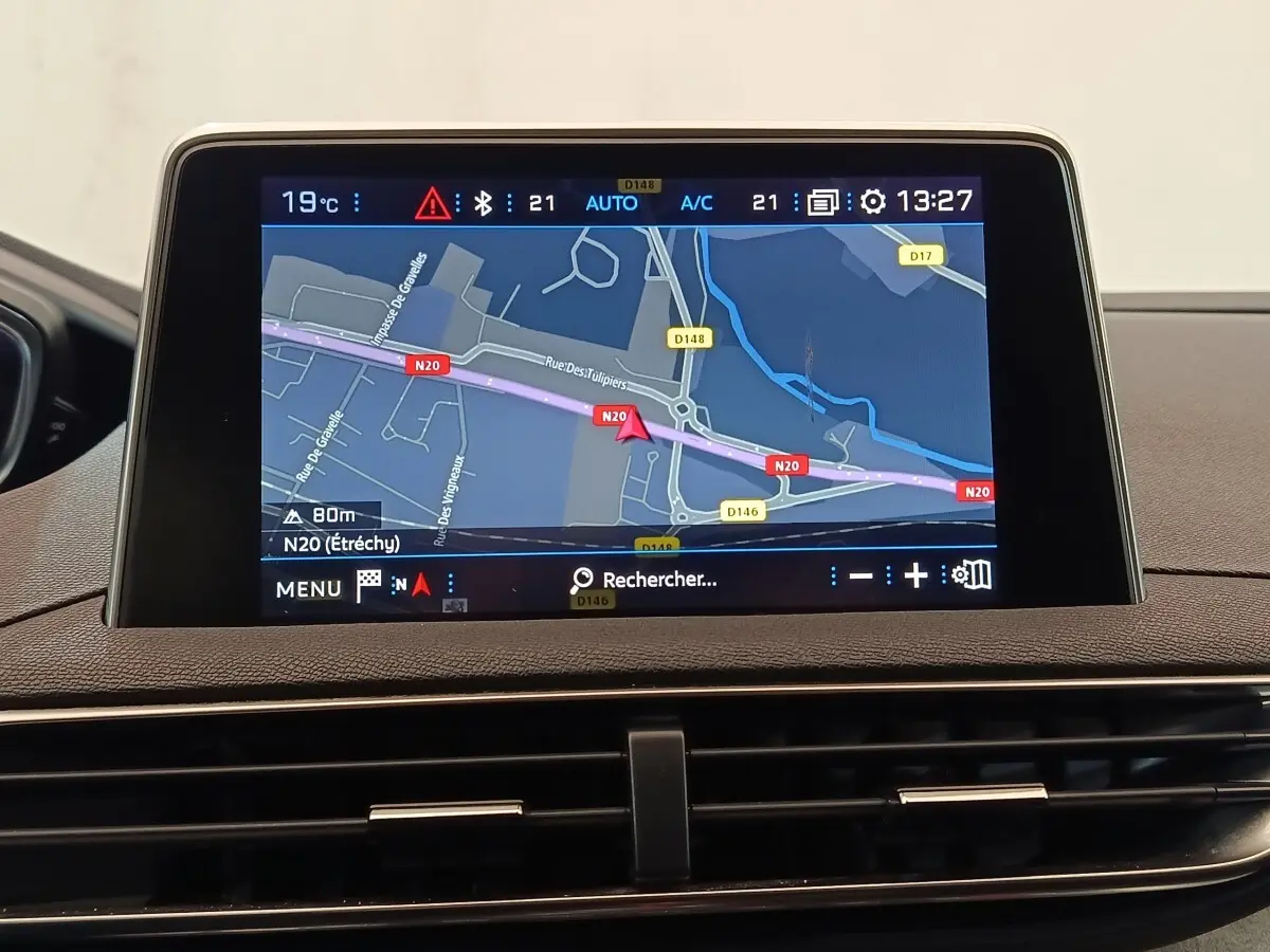 Écran tactile de navigation 8 pouces du Peugeot 5008 gris clair, vue intérieure centrée sur le tableau de bord.
