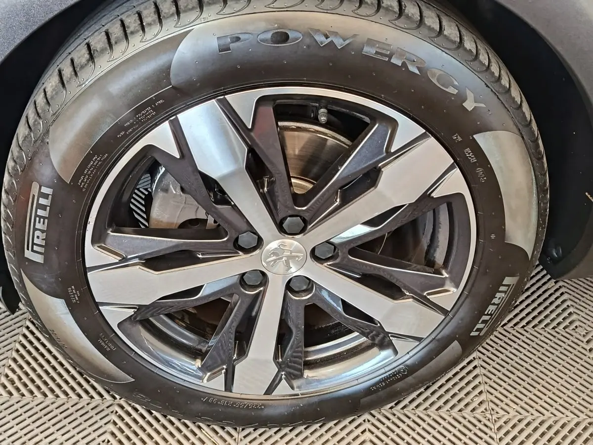 Gros plan sur la jante alliage bicolore et pneu Pirelli Powergy du Peugeot 5008 gris clair, côté roue avant.