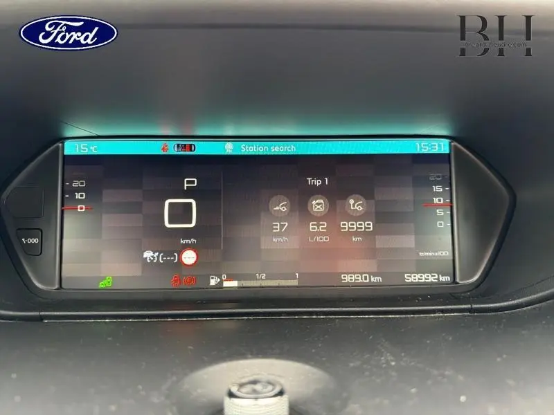 Affichage numérique du tableau de bord d'une Citroën C4 Spacetourer 2020, montrant la vitesse et les informations de trajet.