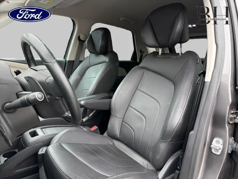 Vue intérieure sur les sièges avant en cuir grainé noir du Citroën C4 Spacetourer 2020, côté conducteur ouvert.