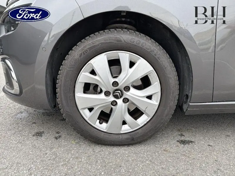 Gros plan sur la roue avant gauche grise Platinium d'une Citroën C4 Spacetourer avec jante alu distinctive.