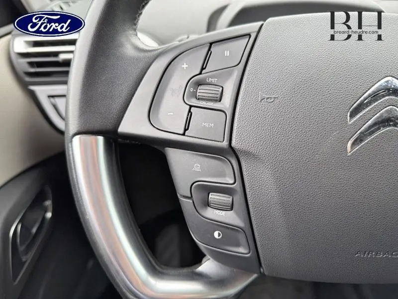 Gros plan sur le volant cuir noir de Citroën C4 Spacetourer avec commandes multifonctions côté gauche.