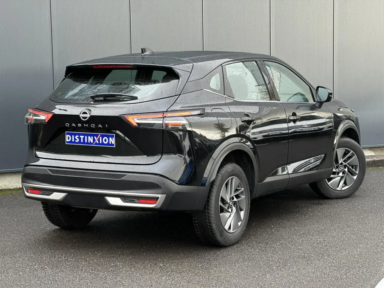 Vue 3/4 arrière droite du Nissan Qashqai 2025 noir nacré avec jantes alliage et feux LED distinctifs.