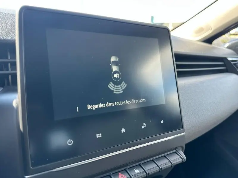 Écran tactile central du tableau de bord de la Renault Clio gris Rafale, vue de côté droit intérieur.