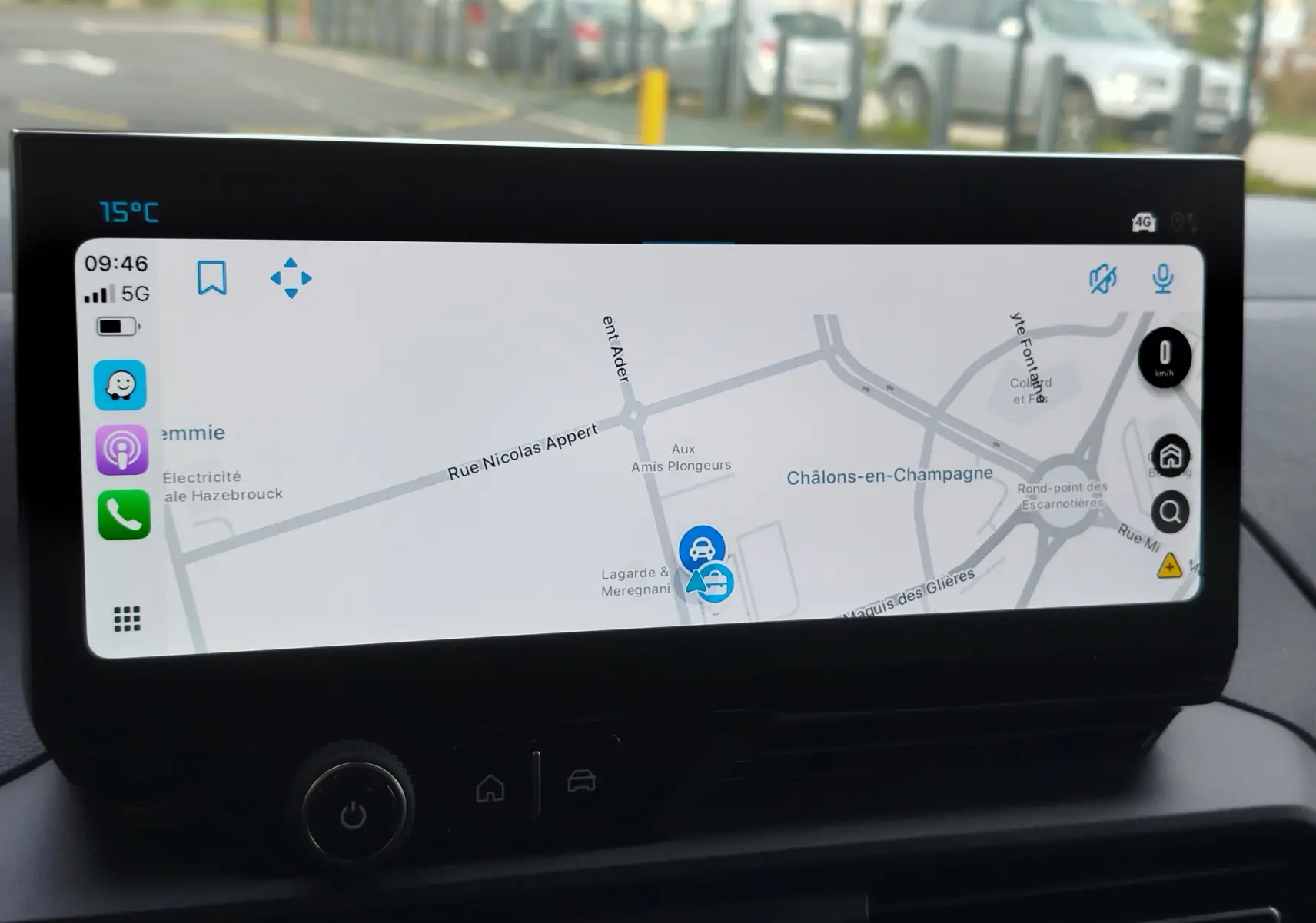 Écran tactile central du tableau de bord du Citroën Berlingo 2025 affichant la navigation GPS en mode clair.