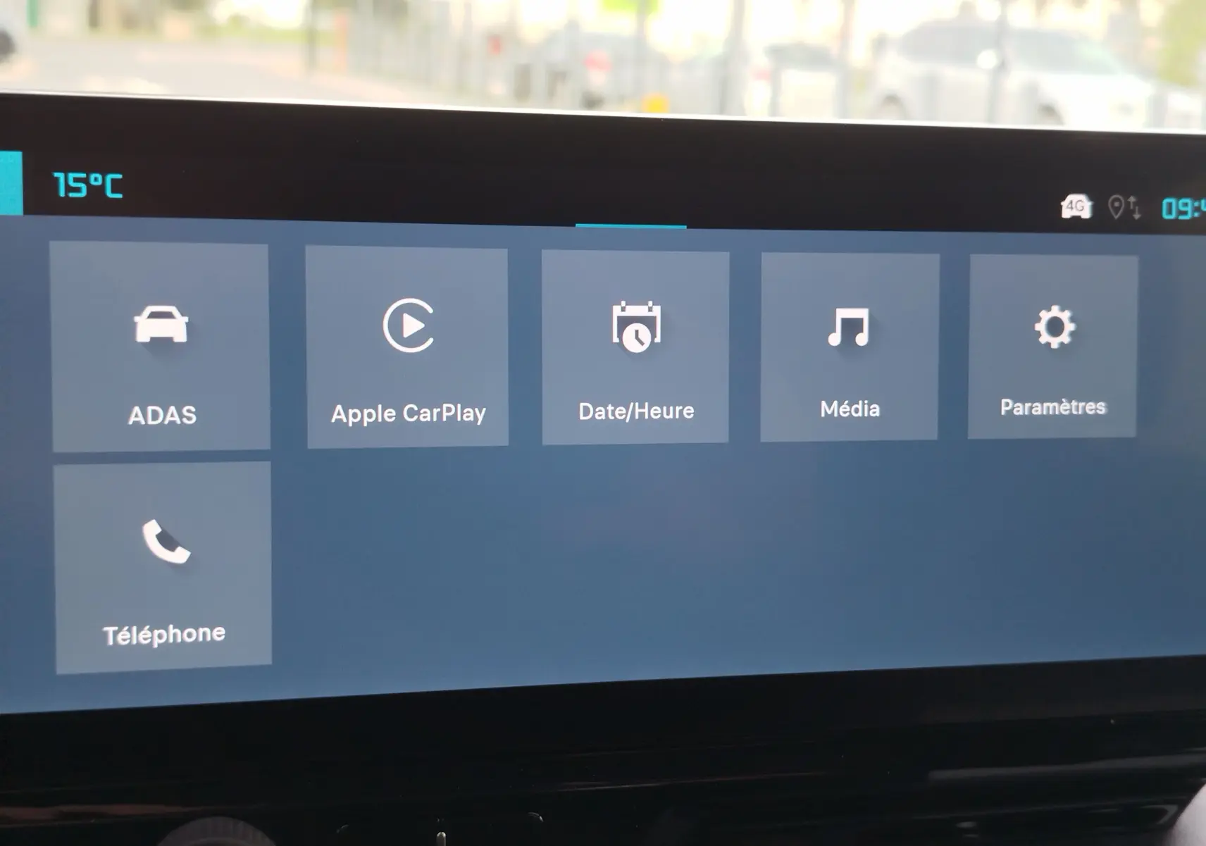 Écran tactile central du Citroën Berlingo 2025 affichant les options ADAS, Apple CarPlay, date, média, paramètres et téléphone.