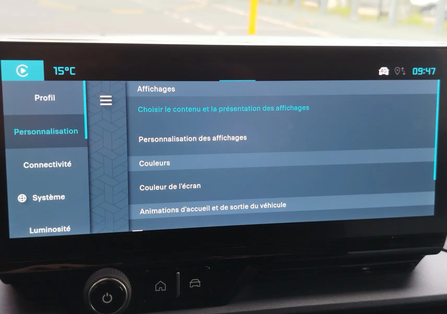 Écran tactile central du Citroën Berlingo 2025 affichant le menu de personnalisation des couleurs et des affichages.