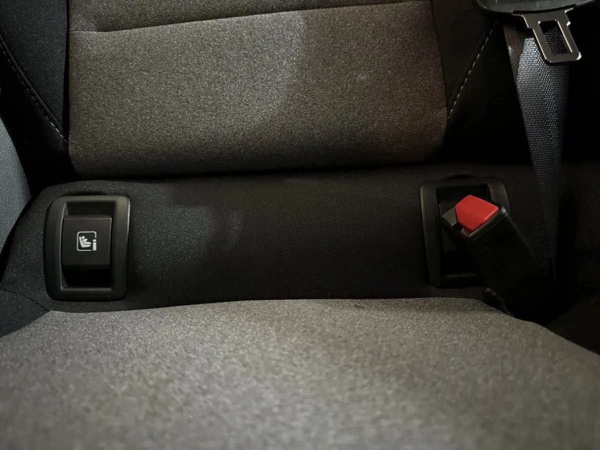 Gros plan sur la banquette arrière gris clair de la Renault Clio 2025 avec ceinture et fixation Isofix visible.