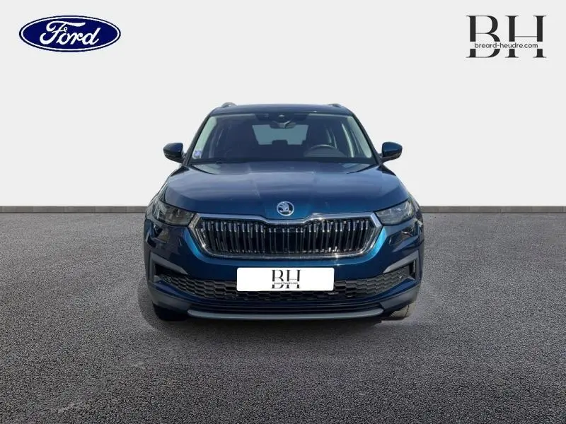 Vue de face d'un Skoda Kodiaq bleu lave métallisé 2023 avec calandre noire et phares LED distinctifs.