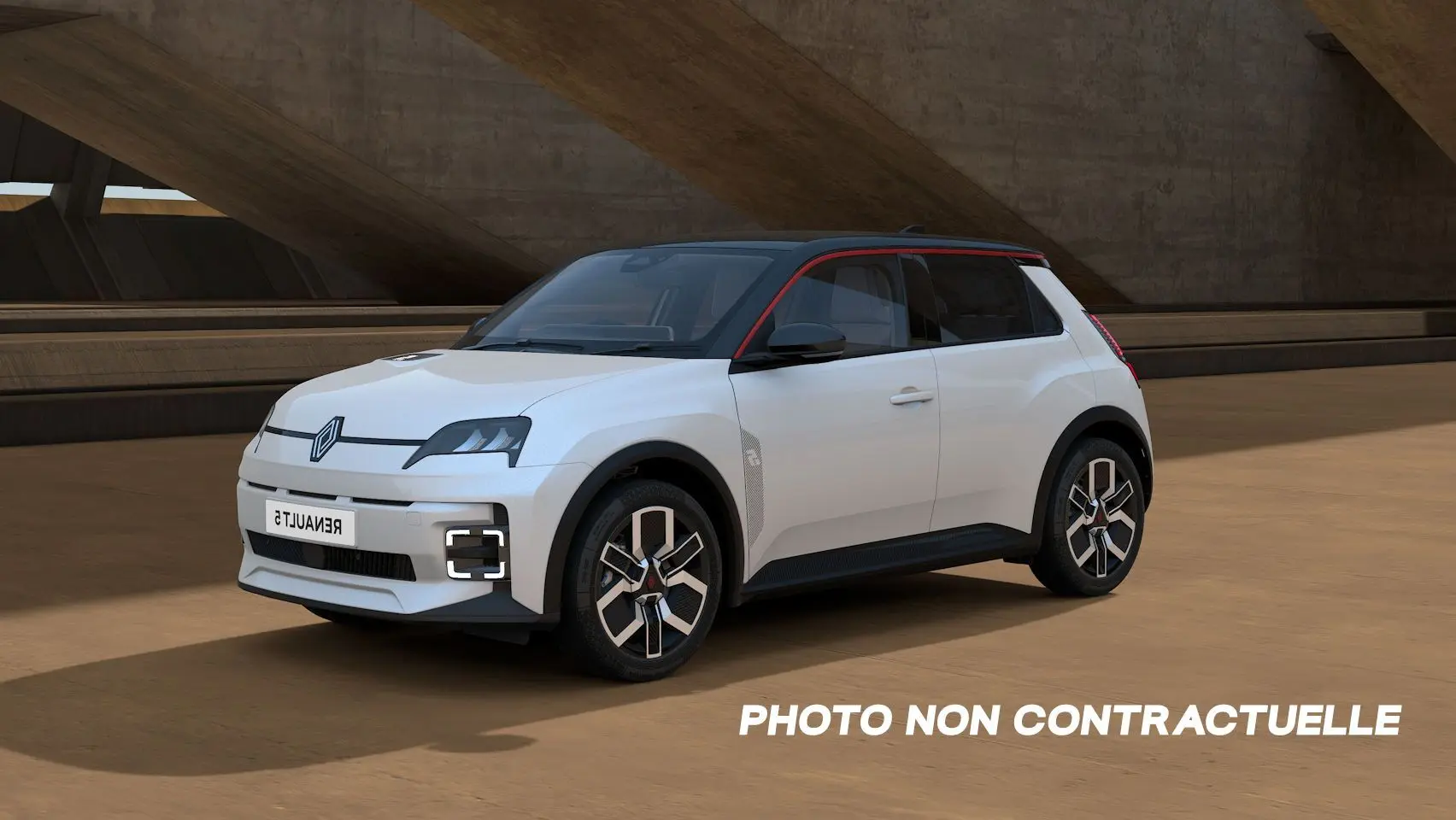 Renault R5 E-Tech blanc nacré et noir, vue 3/4 avant droite, toit noir avec bande rouge et jantes stylisées.