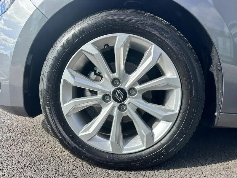 Gros plan sur la roue avant droite de la Renault Clio 2025 gris Rafale avec jante alliage et pneu Goodyear.