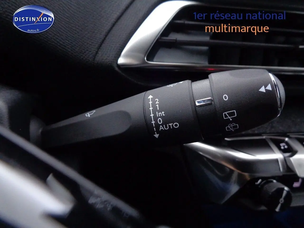 Gros plan sur la commande d'essuie-glace à gauche du volant dans l'habitacle du Peugeot 3008 bleu Celebes Metal 2023.