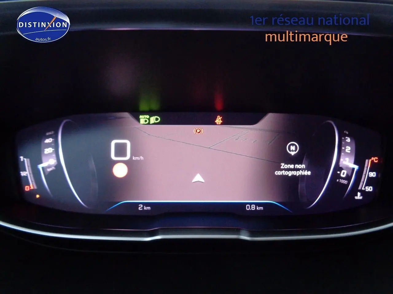 Tableau de bord numérique du Peugeot 3008 bleu, affichant la vitesse à 0 km/h et une zone non cartographiée.