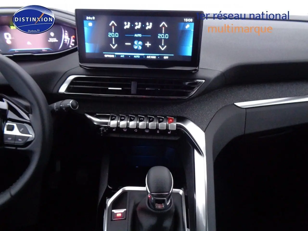 Intérieur du Peugeot 3008 2023 vu de face, avec tableau de bord numérique et écran tactile central allumé.