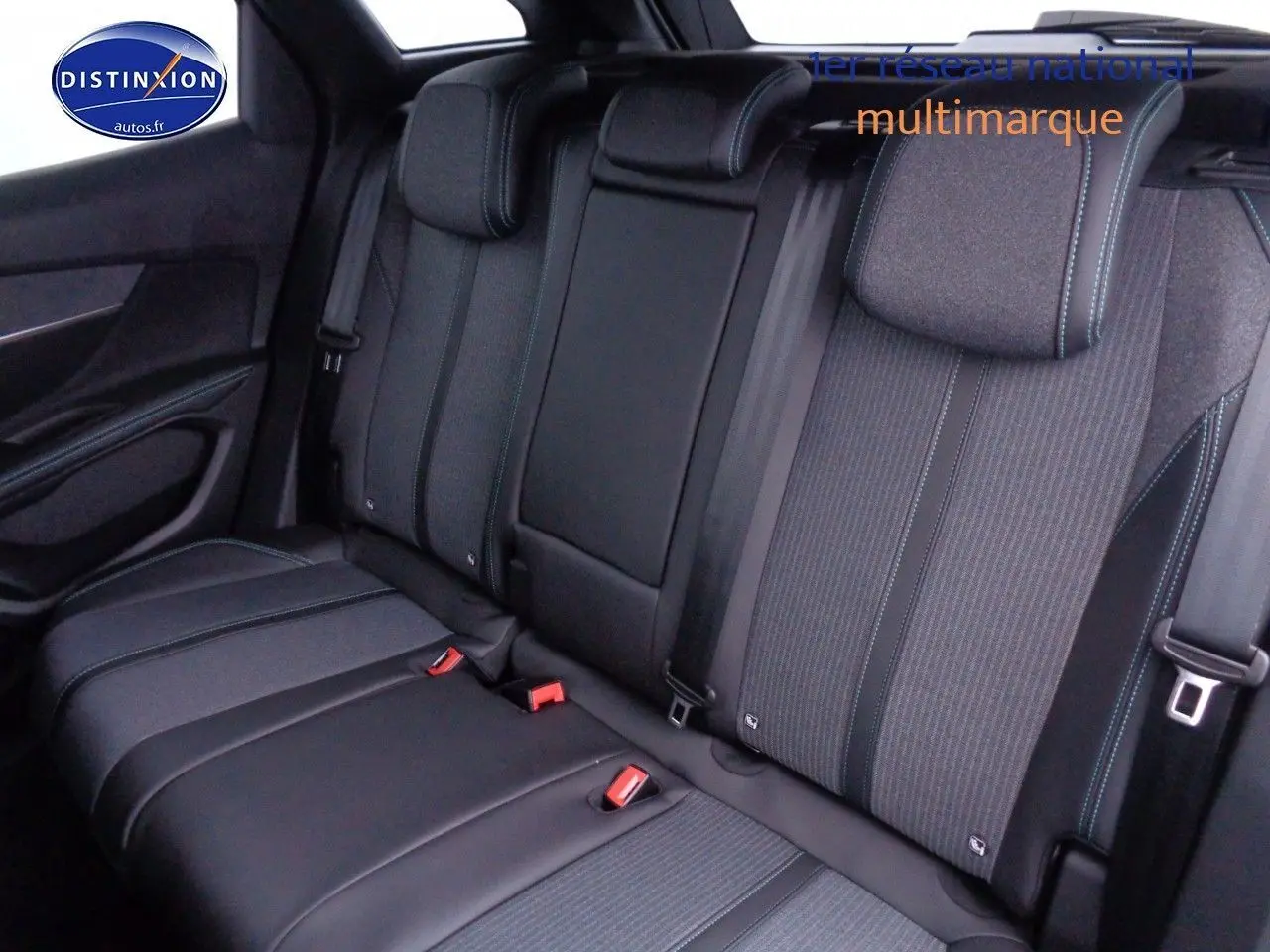 Banquette arrière en tissu et cuir noir avec surpiqûres bleues du Peugeot 3008 2023, vue de profil intérieur.