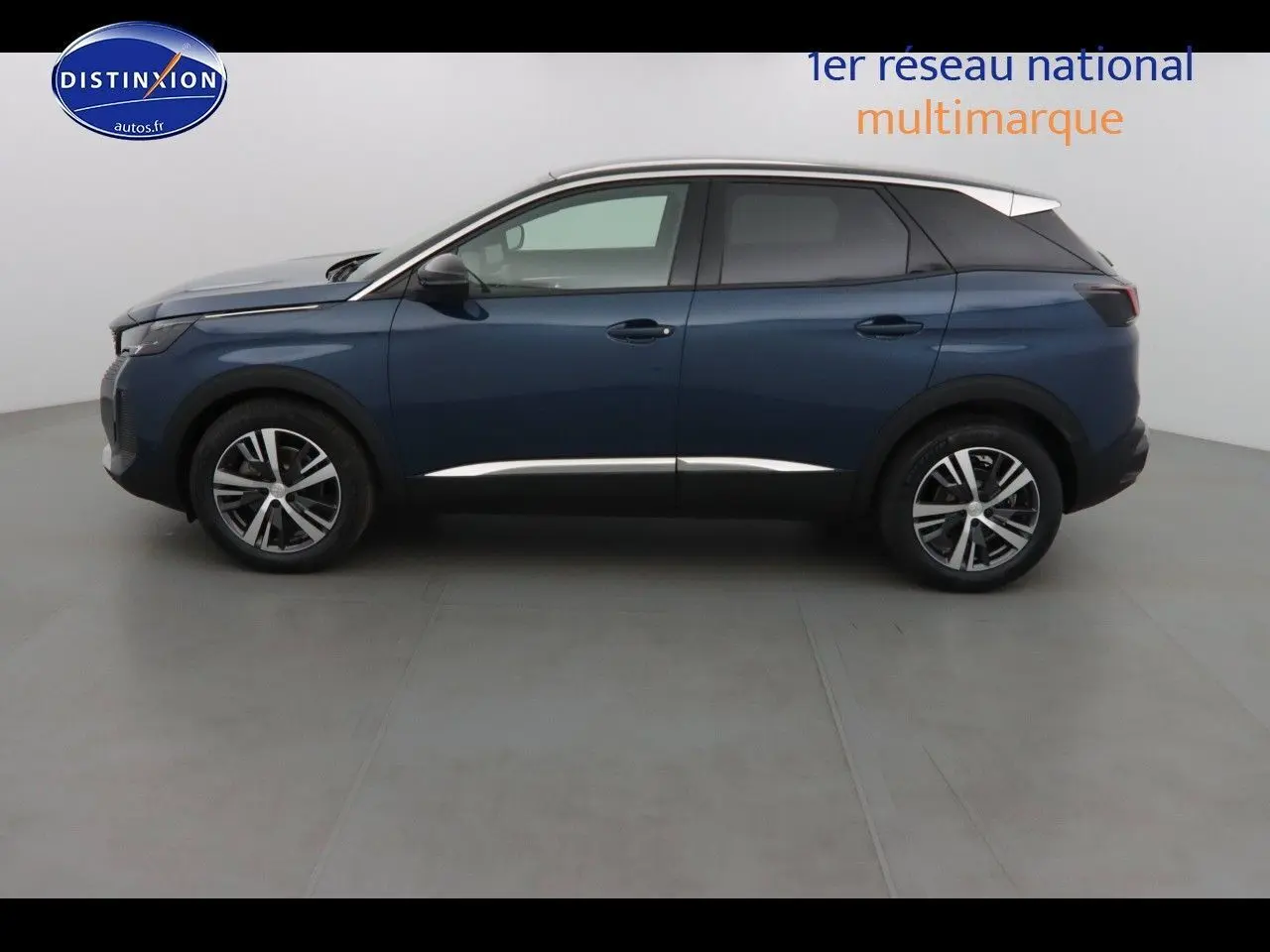 Profil côté gauche du Peugeot 3008 2023 bleu Célebès métal avec jantes alliage et toit blanc contrasté.