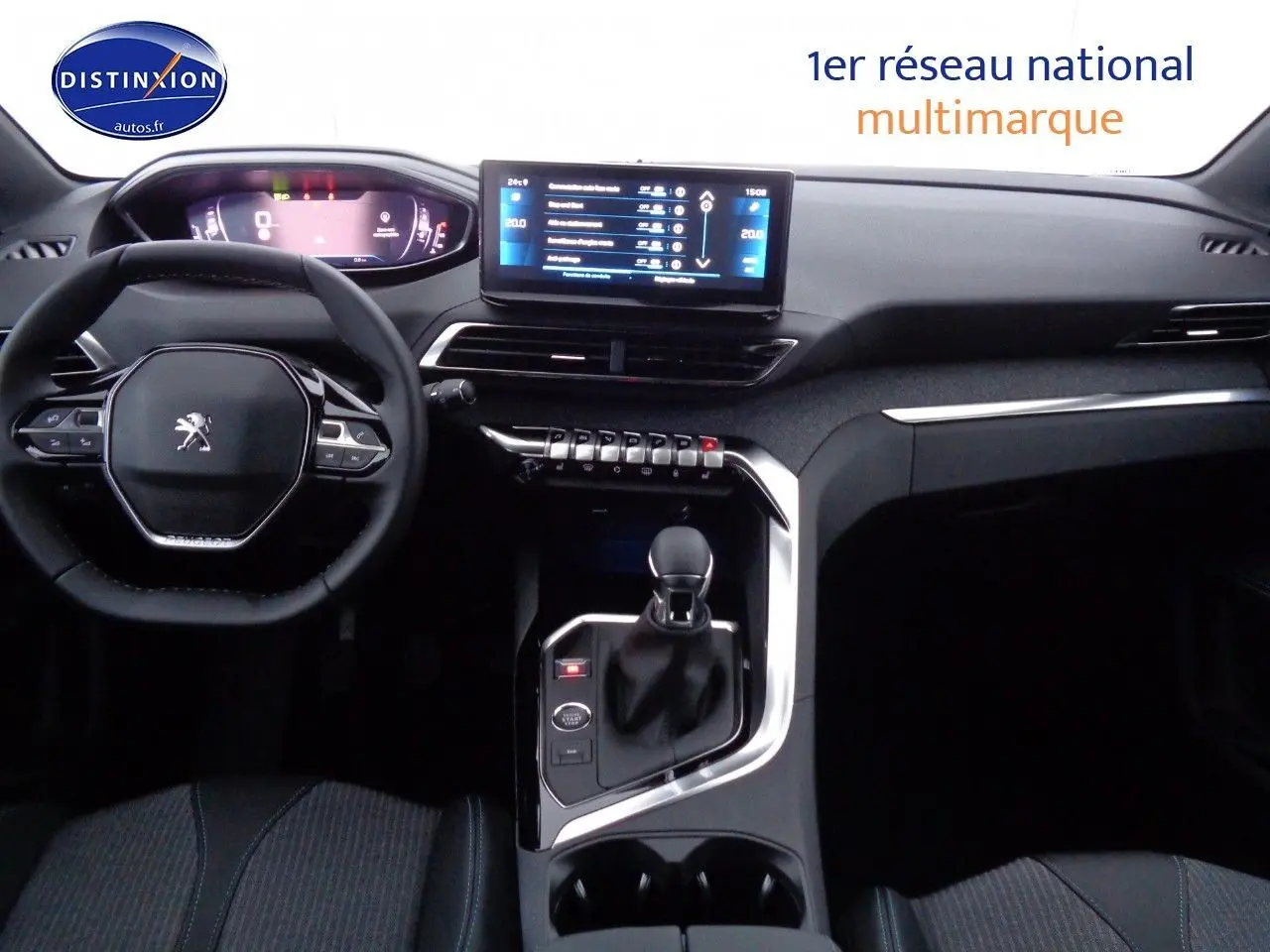 Intérieur du Peugeot 3008 2023 vue de face, tableau de bord moderne avec écran tactile et volant compact noir.