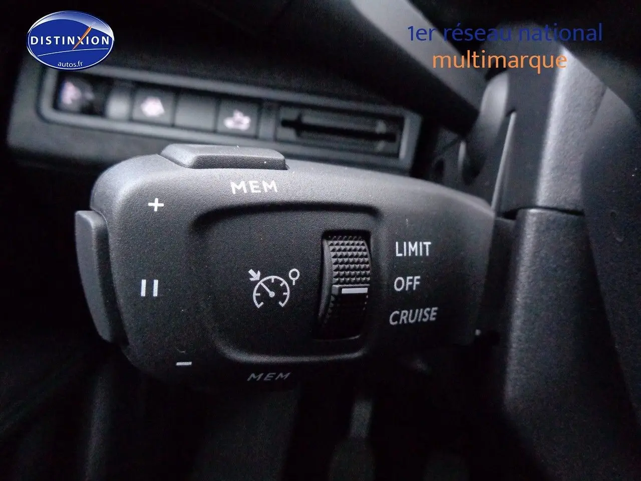 Gros plan sur la commande de régulateur de vitesse du Peugeot 3008 bleu Célèbes Métal, côté gauche du volant.