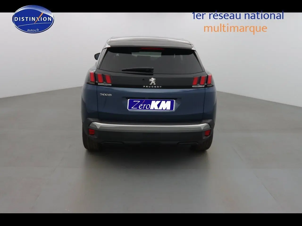 Vue arrière d'un Peugeot 3008 bleu Célebès Métal 2023 avec feux arrière à trois griffes distinctives.