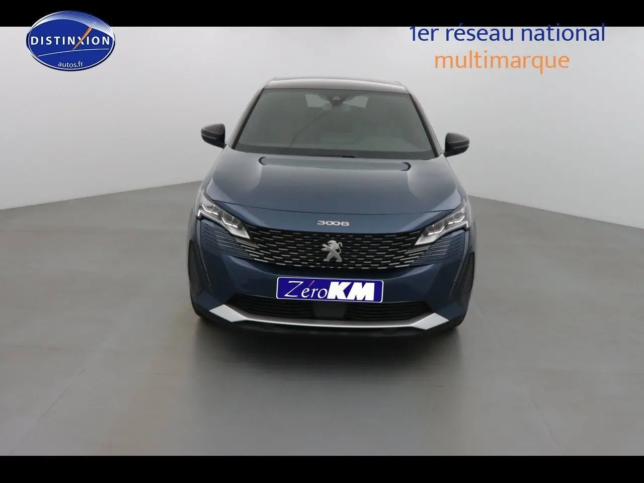 Vue frontale d'un Peugeot 3008 bleu Célèbes Métal avec calandre noire et phares LED allumés dans un studio blanc.