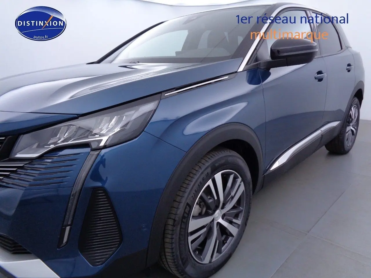 Vue 3/4 avant droit d'un Peugeot 3008 bleu Célèbes Métal avec jantes alliage et détails chromés sur les flancs.