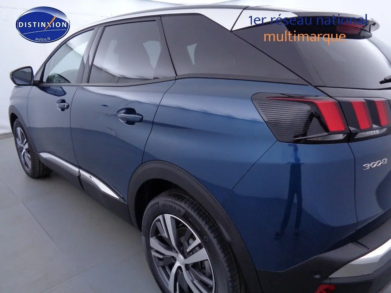 Vue 3/4 arrière gauche d'un Peugeot 3008 bleu Célèbes Métal 2023 avec jantes alliage et feux LED distinctifs.