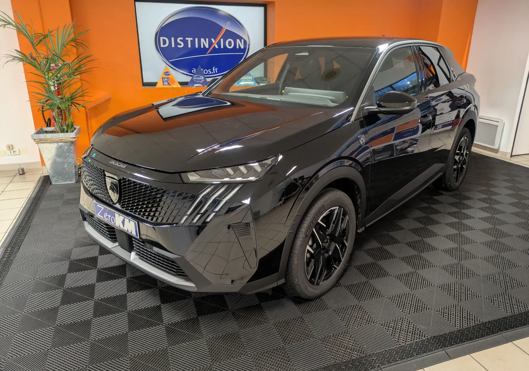 Peugeot 3008 Hybrid 145 GT noir en 3/4 avant droit, jantes alliage 19'', calandre distinctive et phares Full LED.