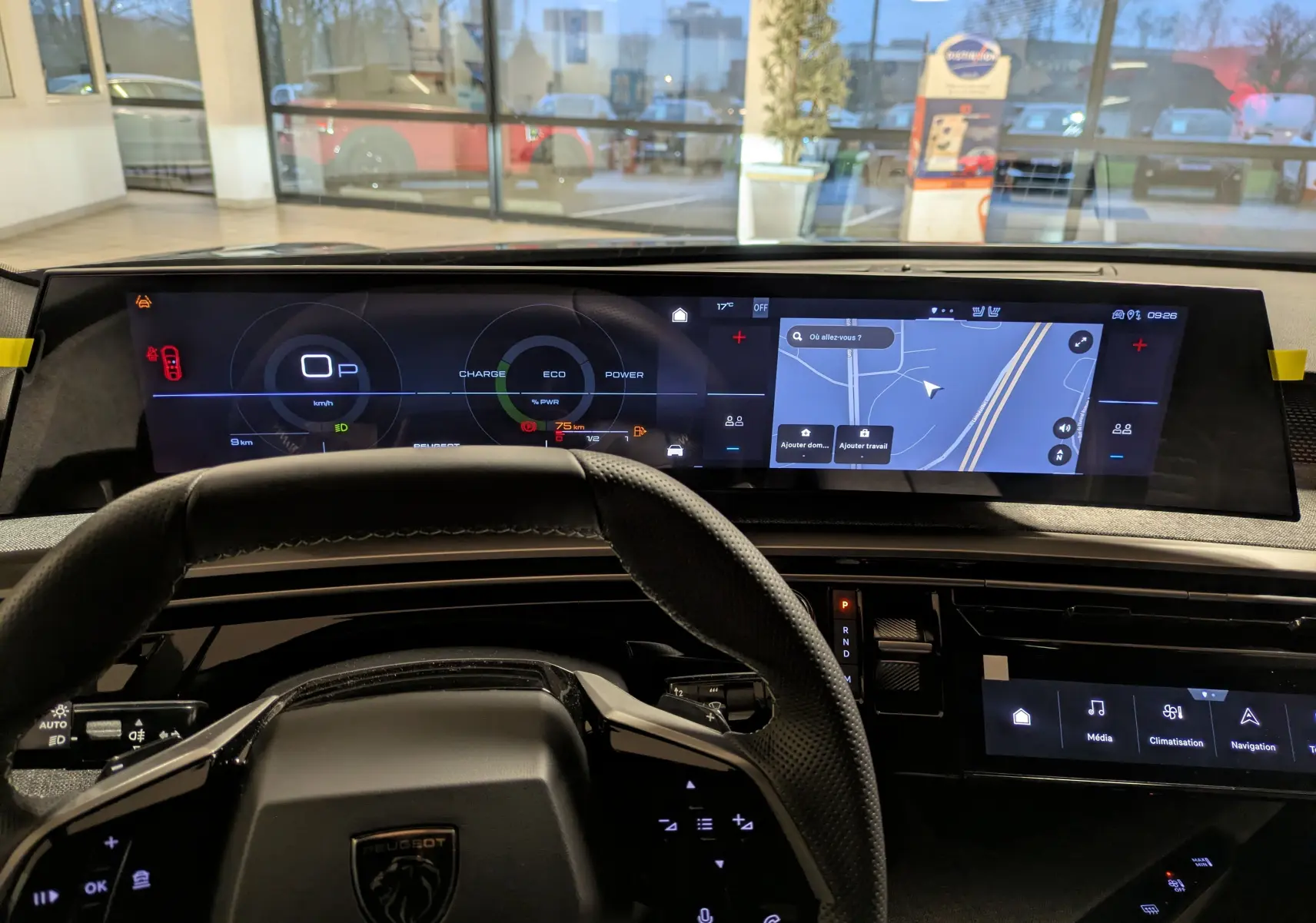 Vue intérieure du tableau de bord du Peugeot 3008 Hybrid 145 GT 2025, avec écran numérique large et volant cuir noir.