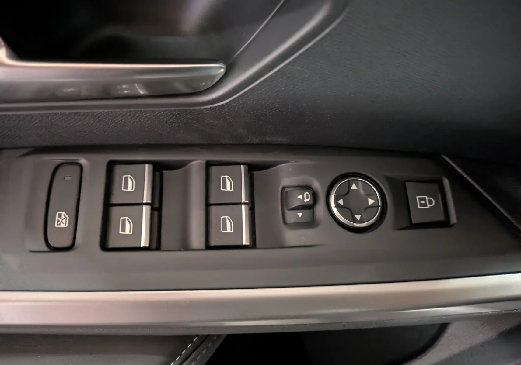 Gros plan sur les commandes de lève-vitres et rétroviseurs côté conducteur du Peugeot 3008 Hybrid noir, finition GT.