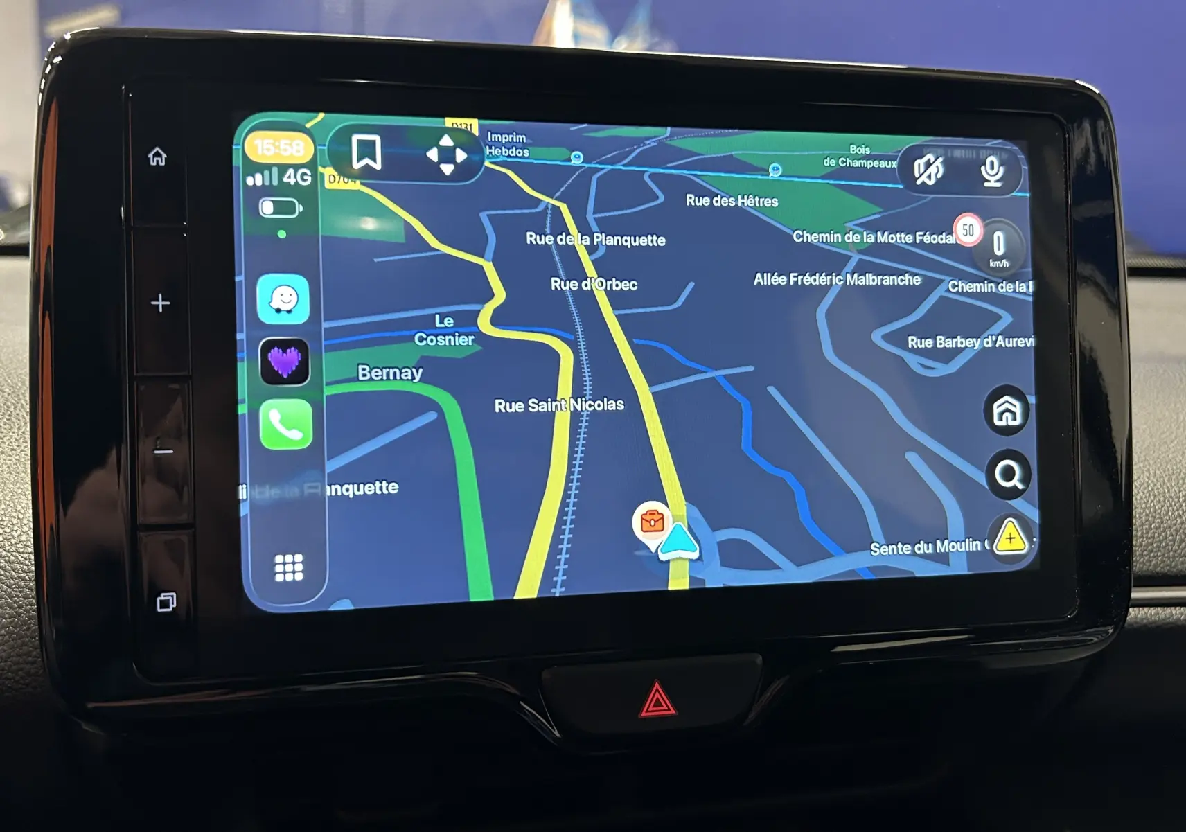 Vue rapprochée de l’écran tactile multimédia du Toyota Yaris Cross 2025 affichant la navigation GPS.