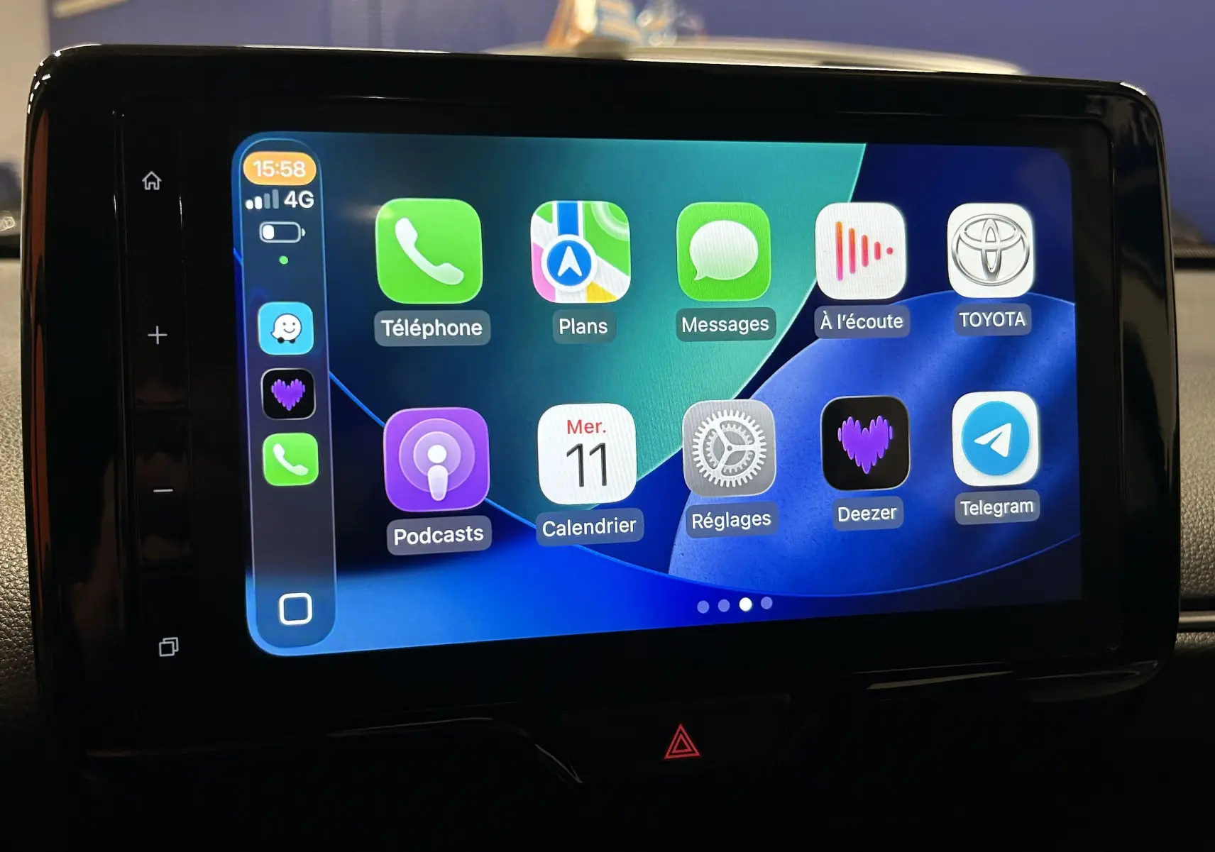 Écran tactile central de la Toyota Yaris Cross 2025 affichant les applications connectées en mode CarPlay.