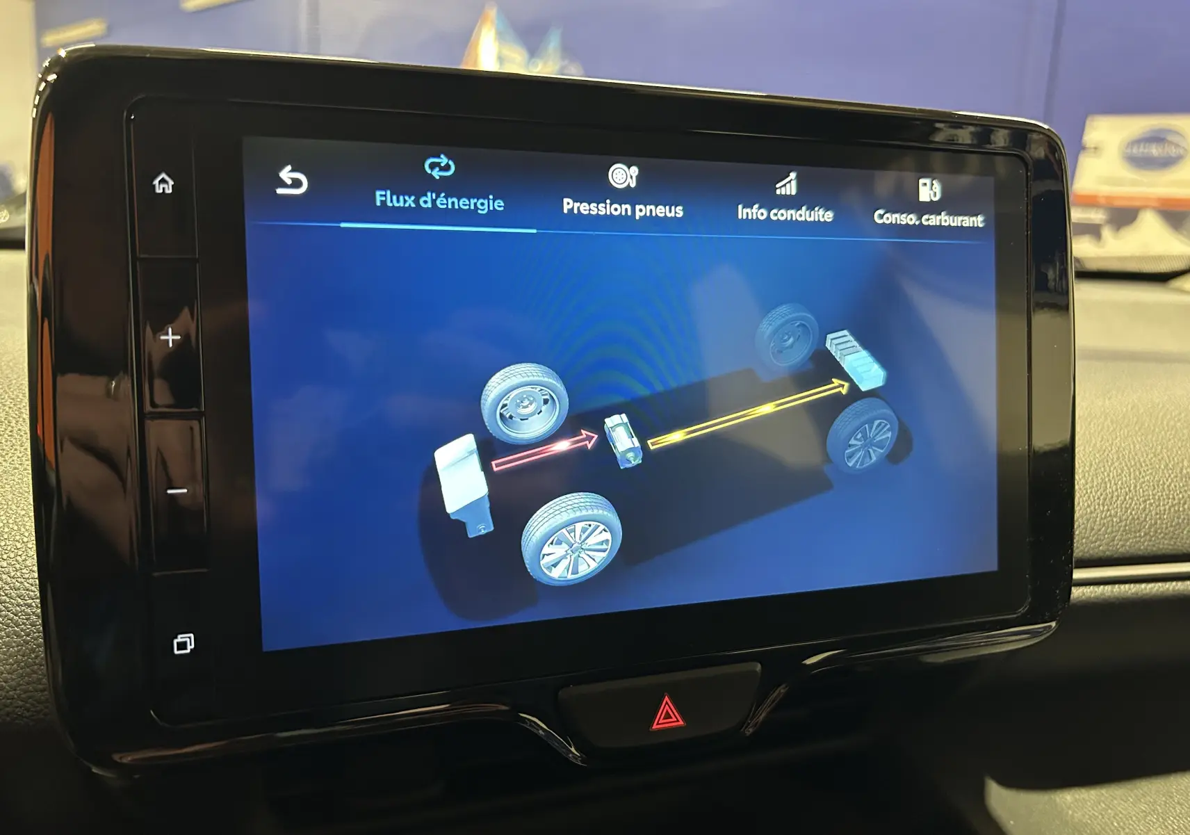 Écran tactile intérieur montrant le flux d'énergie hybride de la Toyota Yaris Cross gris minéral, vue de face.