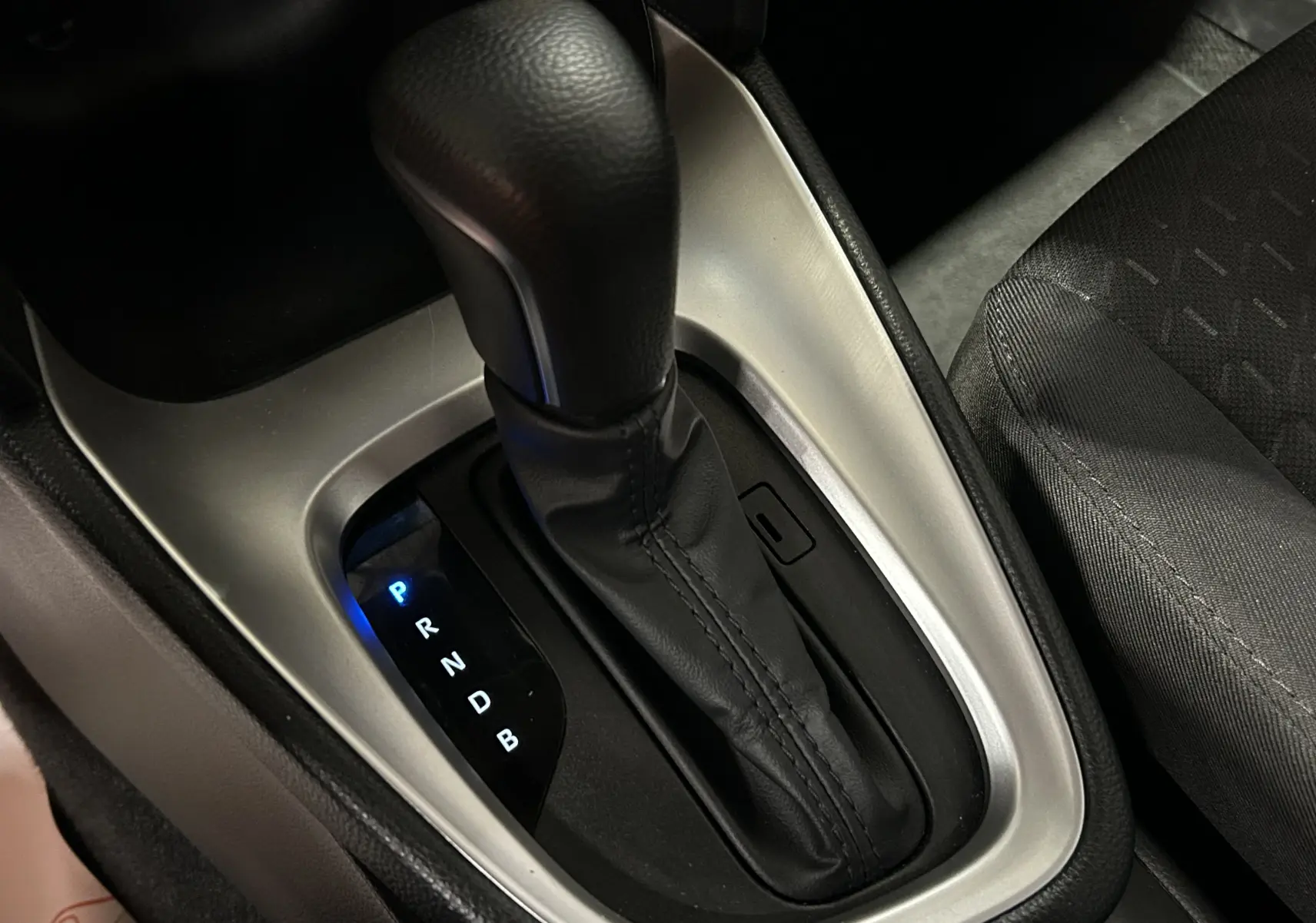 Le levier de vitesses automatique noir de la Toyota Yaris Cross 116h, vue rapprochée de la console centrale.