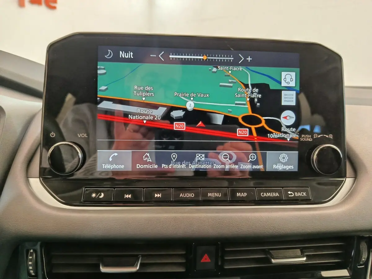 Écran tactile central du Nissan Qashqai 2022 affichant la navigation avec carte en mode nuit.