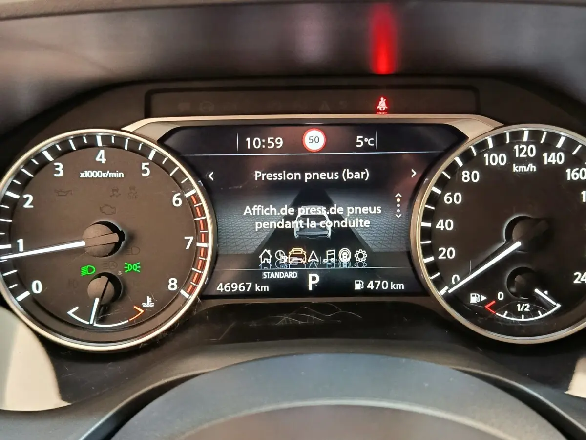 Vue rapprochée du combiné d'instruments numérique et analogique du Nissan Qashqai 2022, affichant la pression des pneus.