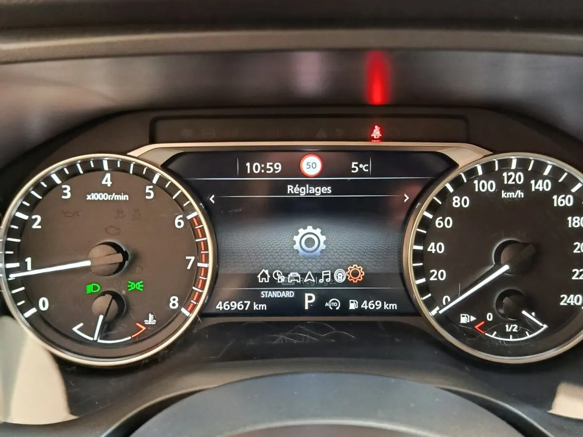 Tableau de bord numérique du Nissan Qashqai 1.3 MHEV 2022 avec compte-tours, vitesse et affichage multifonctions.