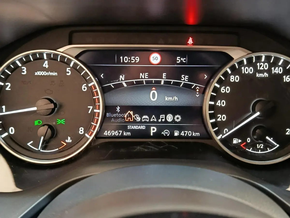 Tableau de bord numérique du Nissan Qashqai 2022, affichage multifonctions avec compte-tours et vitesse en km/h.