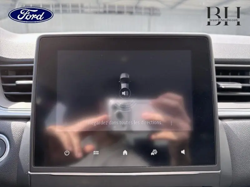 Écran tactile central du tableau de bord d’un Renault Captur gris Cassiopée, vue de face.