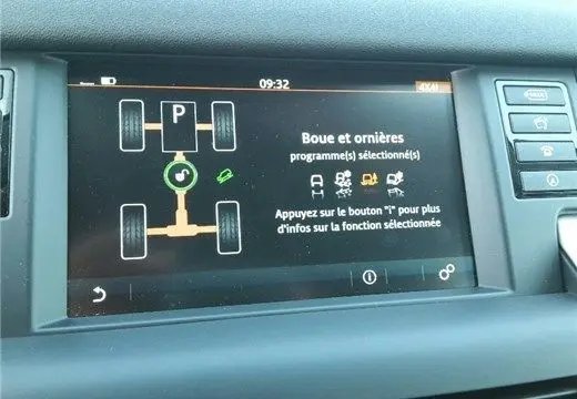 Écran tactile intérieur du Land Rover Discovery Sport noir 2017 montrant le mode tout-terrain "Boue et ornières" sélectionné.
