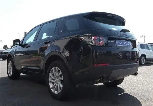 Vue 3/4 arrière droite d'un Land Rover Discovery Sport noir de 2017, avec logo distinctif et finition SE A visible.