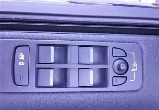 Commandes des vitres électriques et réglage des rétroviseurs sur la porte intérieure d'un Land Rover Discovery Sport Mark II noir de 2017