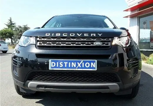 Vue frontale d'un Land Rover Discovery Sport Mark II noir de 2017 avec calandre distinctive et plaque "DISTINXION".