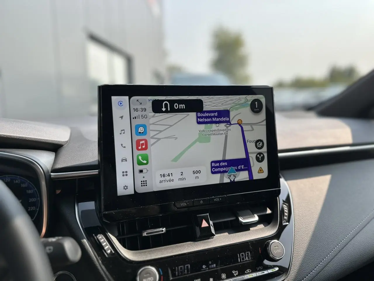 Écran tactile central avec navigation active dans l’habitacle d’une Toyota Corolla Touring Sport 2025.